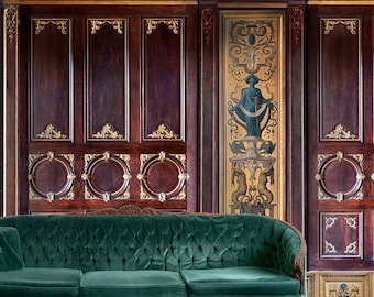 Puede incluir: Un sofá de terciopelo verde oscuro con tapicería capitoné se encuentra frente a una pared con paneles de madera ornamentados y detalles dorados. Los paneles presentan una sección central con una escena pintada de una mujer con un vestido azul de pie sobre un pedestal.