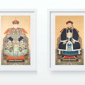 K&ouml;nnte beinhalten: Zwei gerahmte Portr&auml;ts von Personen in traditioneller chinesischer Kleidung. Die Portr&auml;ts sind vor einem goldenen Hintergrund platziert und zeigen komplizierte Details in der Kleidung und den Accessoires.