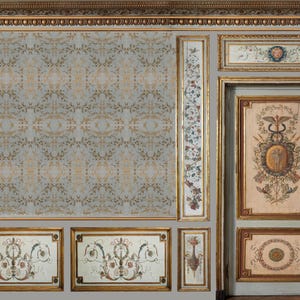 Könnte beinhalten: Eine Wandverkleidung im Vintage-Stil mit einem dekorativen Design. Die Verkleidung hat einen hellblauen Hintergrund mit einem goldenen Blumenmuster. Die Verkleidung ist mit einem goldenen Rahmen versehen und enthält eine Tür mit einem bemalten Design.