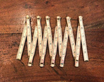 Mid Century Wood & Brass 72" Extension Yardstick Ruler RED END de Lufkin Rule Co. - Vintage 6' Yardstick - Herramienta de construcción de mediados de siglo