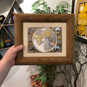 Vintage 1970er Jahre Optische Täuschung Gepresste Silberfolie Alte Welt Östliche Hemisphäre Karte Wandbehang in Eichenrahmen - Optische Täuschung