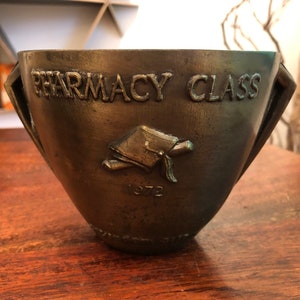 Vintage c. 1972 Heavy Metal Casted Rx Mortar Laboratory Bowl Pharmacy Graduation Award di SCHERING - Decorazioni mediche - Medicina farmaceutica