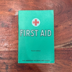 Mitte des Jahrhunderts c. 1957 Amerikanisches Rotes Kreuz 4. Auflage ERSTE HILFE Buch - Vintage Arztpraxis Wohnkultur Buch - Vintage 1st Aid Buch