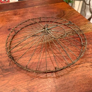 Couvercle de panier à oeufs en fil de fer rond antique - Photographie murale recyclée / porte-cartes de voeux pour les fêtes - Objet trouvé en métal, pièce d'art