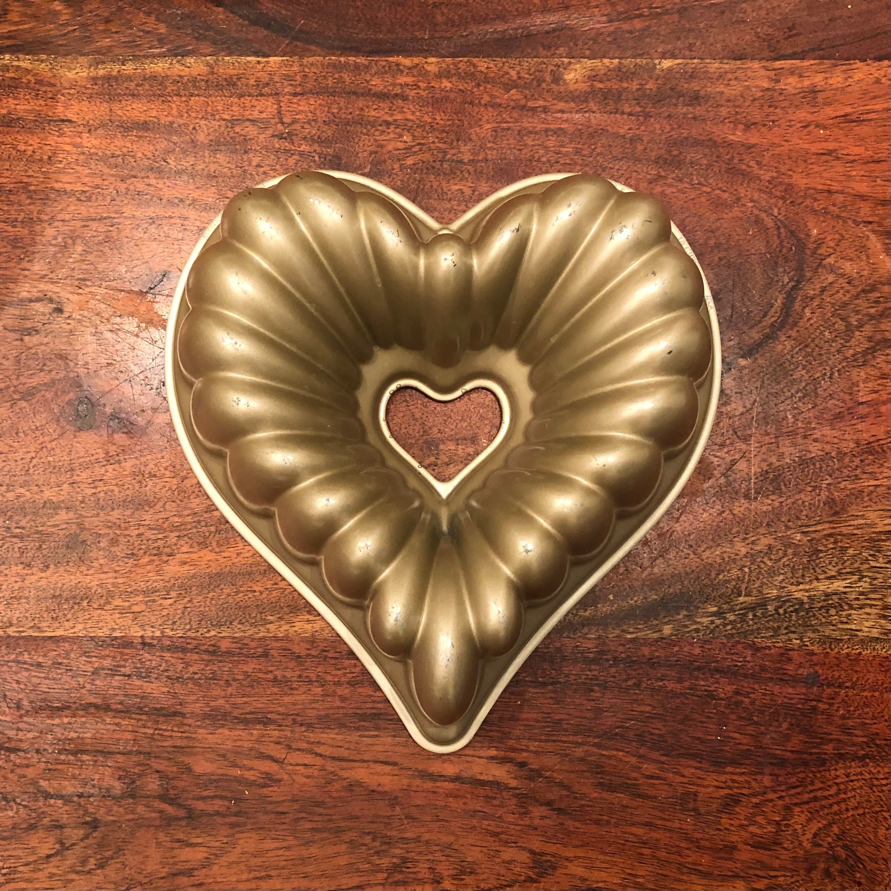 Nordic Ware - Elegant Heart Bundt Pan