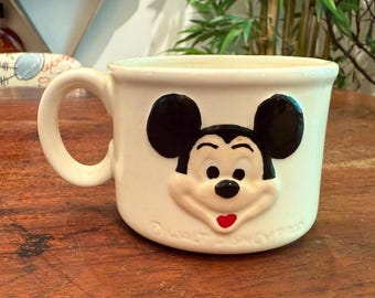 Taza de cerámica vintage de 355 ml (12 oz) de Mickey Mouse de Walt Disney, hecha a mano, para niños, estilo años 70. Taza infantil con diseño de personaje Disney de los 70, ideal para la cocina.