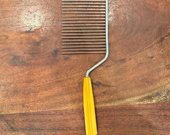 Antico pettine per torte/tagliatorte in bachelite color caramello stile Art Déco anni '40 - Affettatrice angolare vintage per alimenti/pan di Spagna - Utensile da cucina per la pasticceria