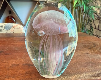 Figura de pisapapeles vintage con forma de huevo de medusa rosa de cristal - Arte de animales marinos y criaturas oceánicas para casas de playa, estilo náutico costero.