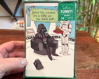 Set vintage inutilizzato di 18 biglietti di auguri natalizi di Star Wars Hallmark Connection Funny Bone con Darth Vader e Stormtrooper in scatola sigillata.