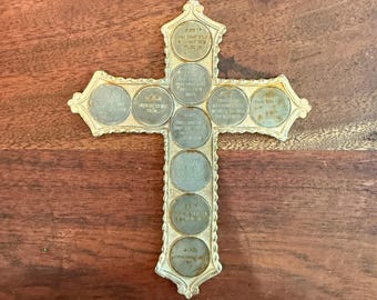 Crucifijo de metal de mediados de siglo con los Diez Mandamientos - Decoración de arte religioso antiguo - Cruz cristiana vintage para colgar en la pared