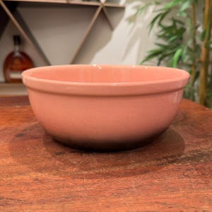 Cuenco para servir de cerámica de 8,25" de color rosa y negro de HULL USA Pottery de mediados de siglo de 1940 - Decoración retro vintage rosa para cocina y hogar -