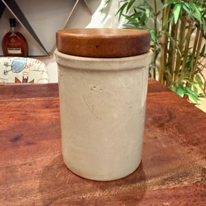 Antiek grijs aardewerk met zoutglazuur aardewerk pot met vintage houten deksel Country Farmhouse Cabin Lodge Lake House Farm Kitchen Home Decor