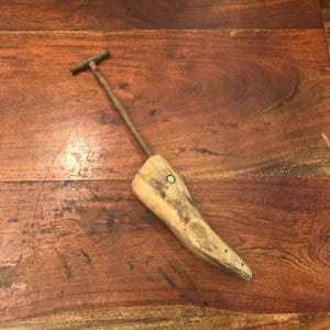 Horma antigua de hierro y madera para zapatos - Decoración rústica de estilo campestre vintage - Exhibición de zapatería - Forma de zapato para adultos - Pieza de arte de madera antigua