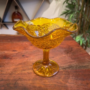 Mid Century 1960er Jahre KANAWHA West Virginia Electric Yellow Presses Glassockel Bonbonschale - Vintage 60er Jahre Kunstglas Konfektschale / Nussschale