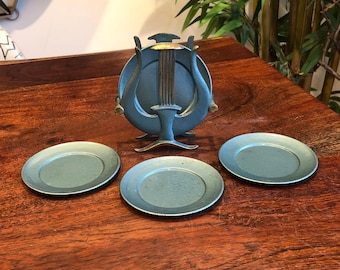 Posavasos israelíes vintage de latón de cuatro piezas y soporte en forma de lira, años 60. Fabricados en Israel. Decoración del hogar de Oriente Medio de mediados de los años 60.