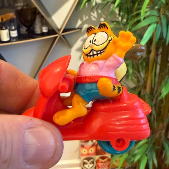 Vintage 1981 Garfield & Odie on Red Scooter Plastic Miniature