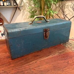 Coffre à outils vintage en acier bleu style milieu du siècle avec plateau de transport coulissant - Décoration industrielle pour la maison, boîte à outils de menuisier
