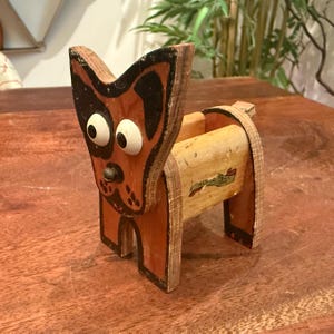 Porta fiammiferi e accendi fiammiferi in legno raffigurante un Scottish Terrier, souvenir Pike&#39;s Peak degli anni &#39;40 - Figurina antica di un cucciolo di Scottish Terrier degli anni &#39;40