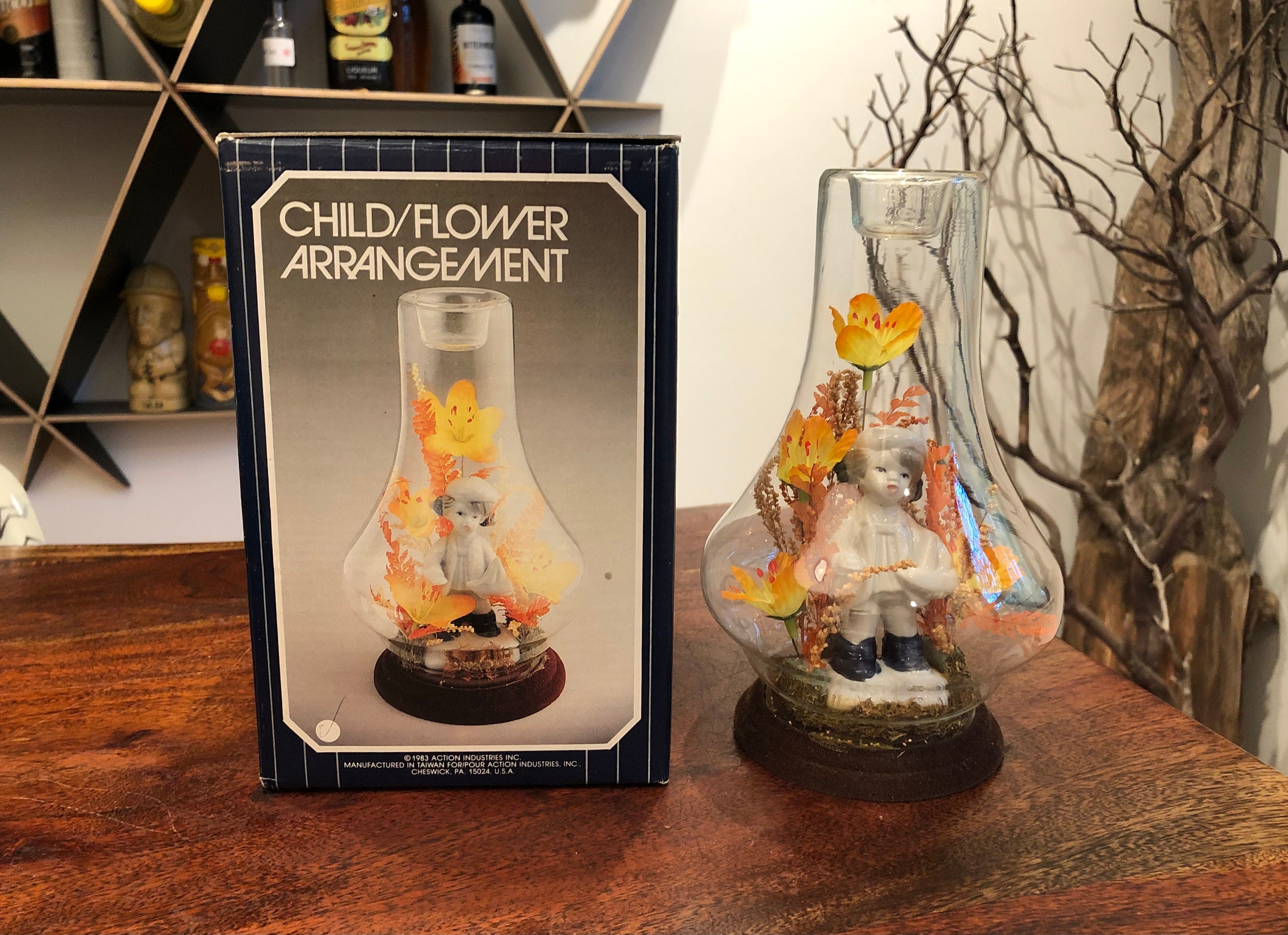 Vintage 1983 Kitschiges Porzellankind & Kunstblumen-Diorama in Glasglocke auf Ständer mit Box von Action Industries - 1980er 80er Jahre Kitsch Decor