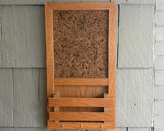 Tablero de anuncios/portacartas vintage de roble y corcho de los años 70 - Tablero de anuncios/recipiente para cartas/llavero de madera de los años 70 - Artículos de escritorio de madera