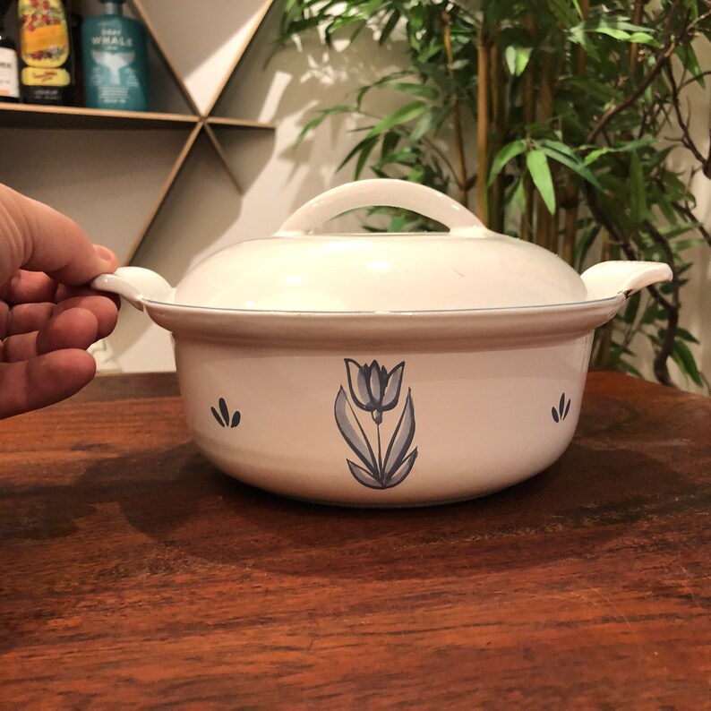 Mid Century DRU Holland Cast Iron White & Blue Enamelware Casserole Dish with Lid - # 4126-20 - Vintage Cast Iron Dutch Oven Baking Dish
