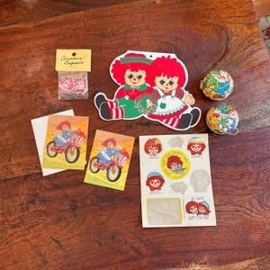 Set di 7 giocattoli vintage Raggedy Ann e Raggedy Andy Yo-Yo del 1976 e 1979 circa - Decorazioni - Adesivi e cartoline - Decorazioni per bambini anni '70