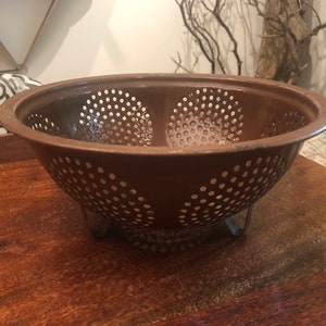 Vintage Brown Enamelware Footed 9.5&quot; Colander - Vintage Brown Enamelware Colander - Antique Farmhouse Kitchen Decor - Antique Kitchen