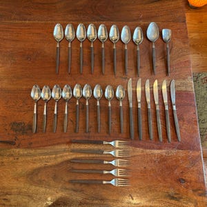 Juego de cubiertos Ekco Eterna Canoe Muffin de acero inoxidable de 29 piezas con mangos de material compuesto marrón, estilo moderno de mediados de siglo (años 60) - Decoración moderna danesa para el hogar