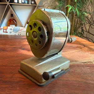 Sacapuntas manual ajustable de acero con 8 orificios, estilo Art Déco de mediados de siglo, de la marca BOSTON - FUNCIONA - Artículos de oficina y escritorio vintage