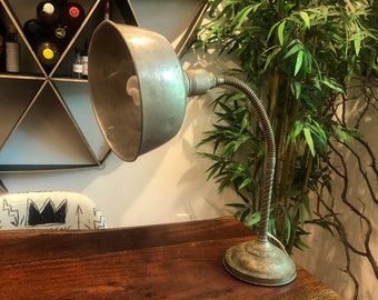 Lampe de bureau utilitaire réglable Mid-Century en aluminium et fer par Merit of Kansas City - Lampe de table vintage argentée - Décoration d'intérieur industrielle