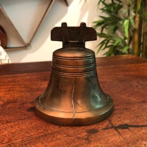 Mid Century Copper Plateado Metal Liberty Bell Piggy Bank - American Patriotic Savings Coin Bank - Figura de recuerdo de Filadelfia Pensilvania