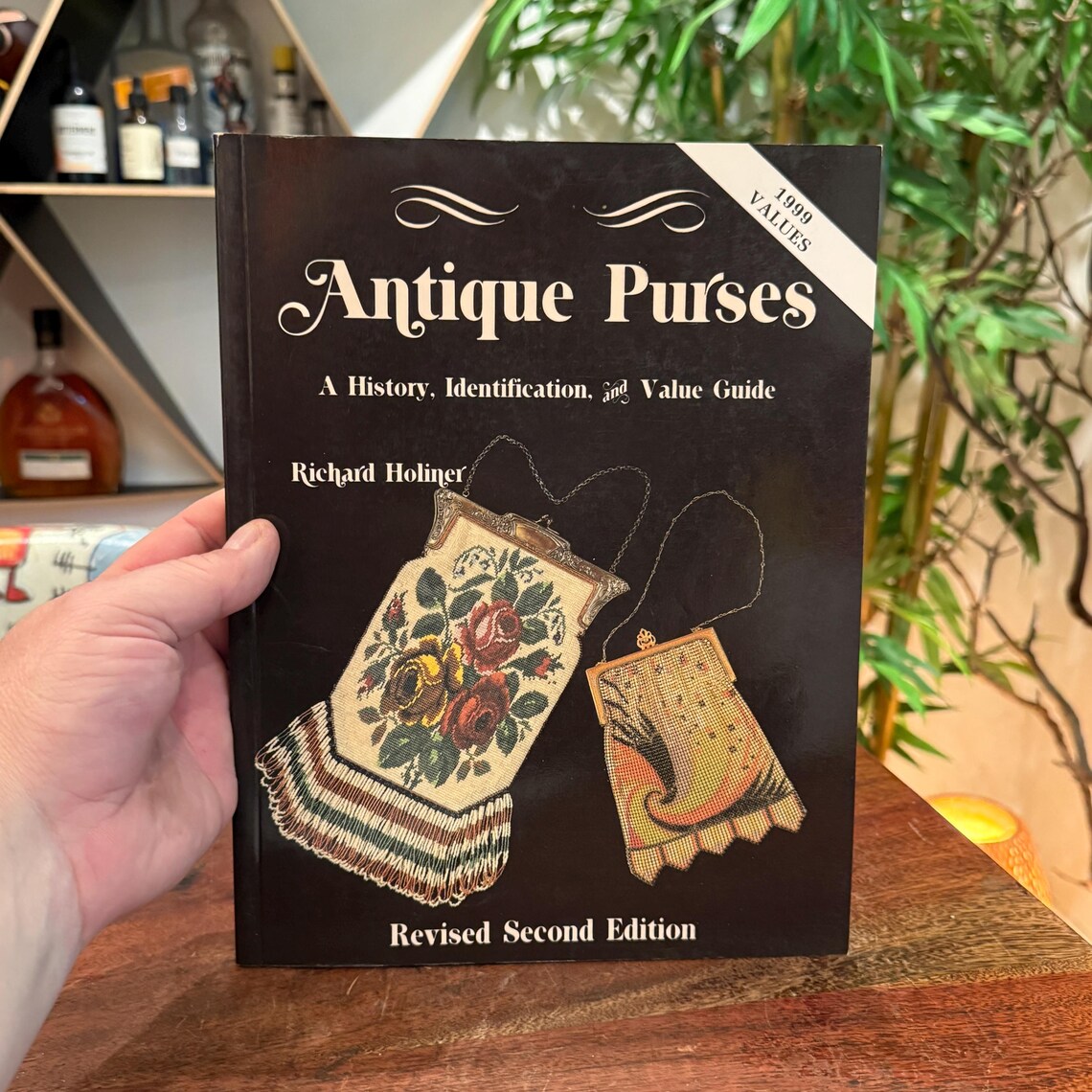 Vintage 1987 Antique Mesh & Beaded Purses History / Identification and Price Guide Soft Cover Book by Richard Holiner, photo 1 of 5