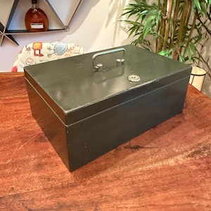 Cassetta di sicurezza in acciaio piegato color verde militare Art Déco vintage degli anni &#39;40 della Cole Steel Equipment Company - SENZA CHIAVE - Contenitore di stoccaggio in metallo antico degli anni &#39;40