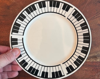 Plato de ensalada/postre de gres Lynns Maestro Piano Key, estilo vintage de los años 90, de 19,7 cm (7,75"). Diseñado por Albert Elovitz para AIM Gifts. Patrón descatalogado.