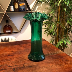 Mitte des Jahrhunderts Boho mundgeblasenes blau-grünes optisches geripptes Rüschenglas 12,25 "große Vase mit Steg - grüne Boho handgemachte Kunst-Glasvase