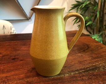 Mid Century jaren 1960 Engels DENBY Ode Patroon Chartreuse & Bruin Gespikkeld Steengoed Aardewerk 15 oz. Creamer Gedempt Geel Home Decor Servies