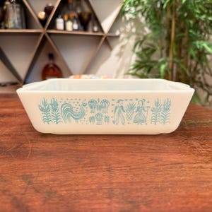 Halverwege de eeuw c. 1957-1968 Pyrex Amish-boterafdrukmelkglas en turkoois 2 liter braadpan ovenschaal - koelkast serveerschaal