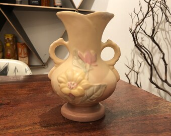 Vintage 1940er Jahre Hull Art Magnolia Vase mit Griffen # 15 6,5 "- hat reparierte Chip am Rand - 1940er Jahre Hull Potter Vase mit Blumenrelief