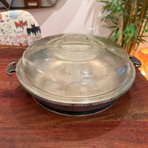 Sartén antigua de aluminio forjado grueso estilo Arts & Crafts Guardian Service de la década de 1930 con tapa de vidrio y armadura de caballero medieval.