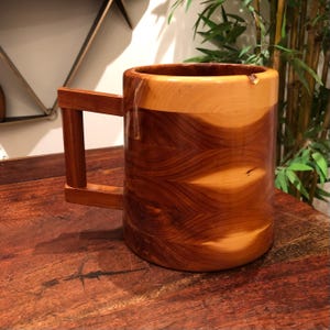 Mid Century großer handgemachter gedrechselter Blumentopfbecher aus Zedernholz - Vintage Rustikale Hütte Hütte Hütte Hütte See Haus Dekorativer Bier Stein Bar Dekor Barware