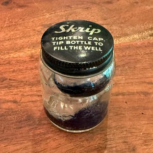 Caneta de escrever Sheaffer's Skrip Art Déco antiga da década de 1930 e frasco de tinta de vidro com tampa de rosca para publicidade - Pote de vidro dividido - Vidro colecionável