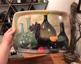 Vintage glasfiber dienblad uit de jaren 60 met glazen fles Stilleven