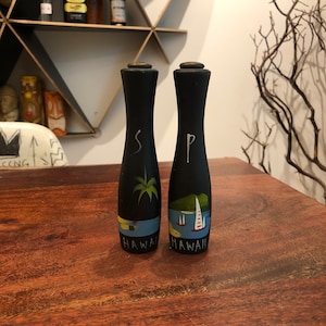 Mid Century Modern 1960&#39;s Hand Painted Wooden and Brass HAWAII Souvenir Salt & Pepper Shakers - Tropical Hawaiian Kitchen Decor