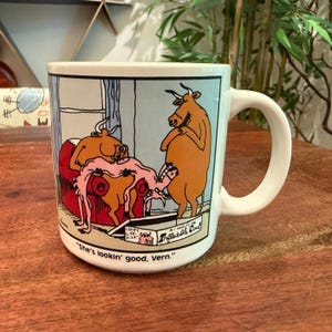 Taza de café inflable vintage de 355 ml, "The Far Side", de Gary Larson, c. 1987 - "She's Lookin' Good Vern" - Regalo de Vernon