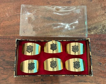 Set von 6 Vintage 1960s BE MY GUEST Messing Servietten Ringe in Box von goldfarbenen Produkten - Mid Century 60s Party Geschirr