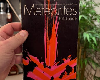 Vintage paperbackboek uit 1969 over meteorieten, met afbeeldingen en illustraties van Fritz Heidi.