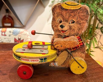 Urso de madeira vintage Fisher-Price Teddy Zilo com xilofone musical de puxar, de 1964. Instrumento de percussão de baqueta da Fisher-Price, meados do século XX (década de 1960).