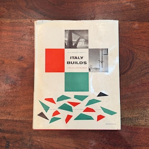 Może przedstawiać: Zabytkowa książka zatytułowana "Italy Builds" autorstwa G.E. Kidder Smith. Okładka przedstawia czerwono-zielony geometryczny wzór z obrazami architektonicznymi i włoskim tytułem "Italia Costruisce".