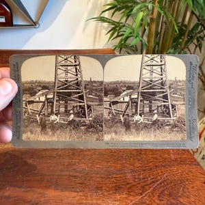 Antiek ca. 1903 Western Pennsylvania Oil Well and Oilmen Sun Sculpture Stereoscoop Fotokaart door Underwood & Underwood Publishers