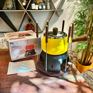 Juego de fondue danés moderno de 1975, de esmalte amarillo brillante, con capacidad para 2 cuartos de galón, soporte y tenedores para fondue, de M. Kamenstein - N.° 3198-69